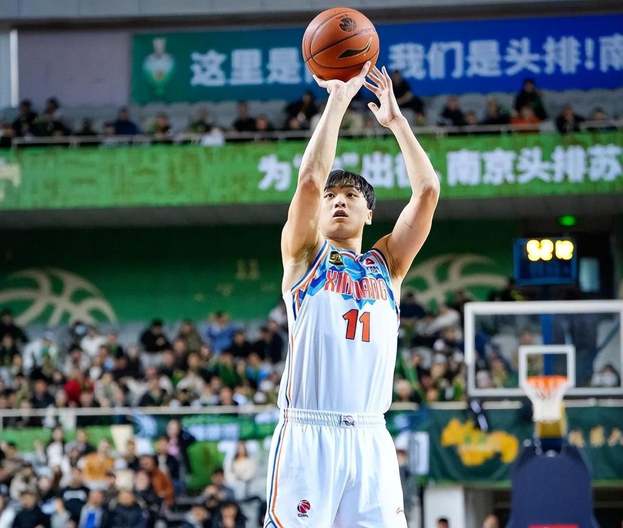 赛地聚焦:CBA季后赛窗口期热度飙升,达拉斯独行侠扳平良机,更衣室稳定,心理建设被强调 赛地聚焦:CBA季后赛窗口期热度飙升,达拉斯独行侠扳平良机,更衣室稳定,心理建设被强调