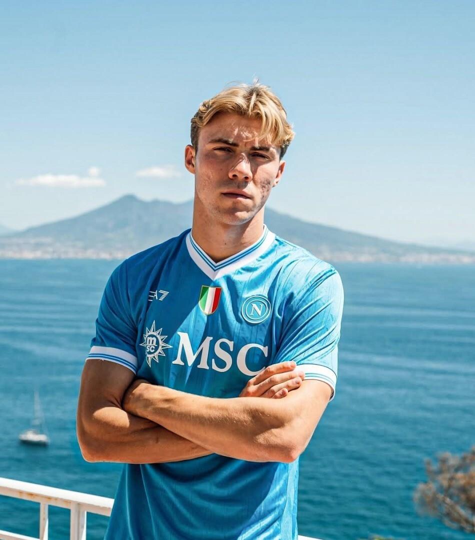 曼联训练开放日；窗口期主帅复盘引欢呼；荷甲在即；数据趋势出现新变化的简单介绍-九游娱乐